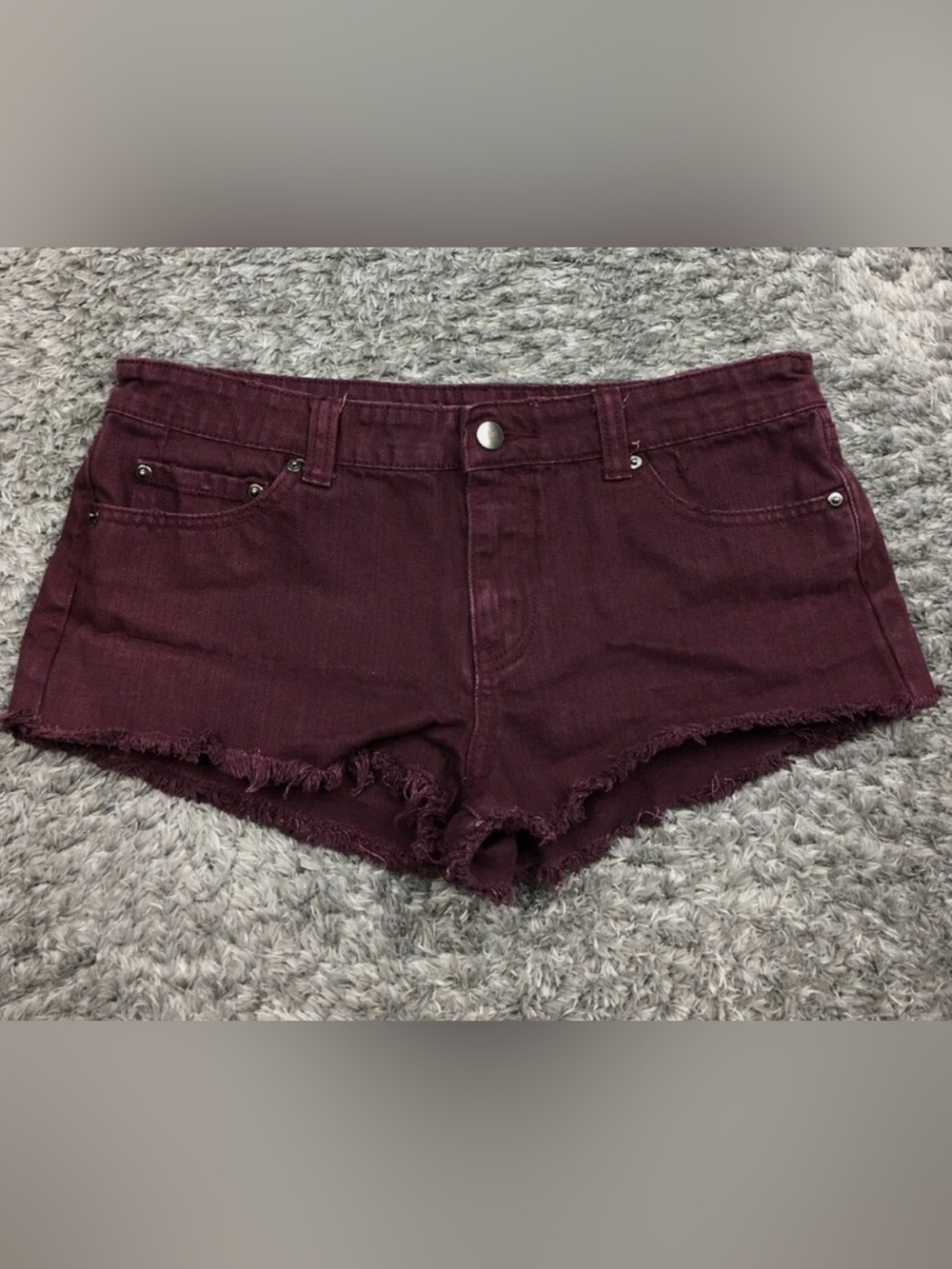 Forever 21 burgundy distressed denim cutoff micro mini jean shorts women’s sz 27